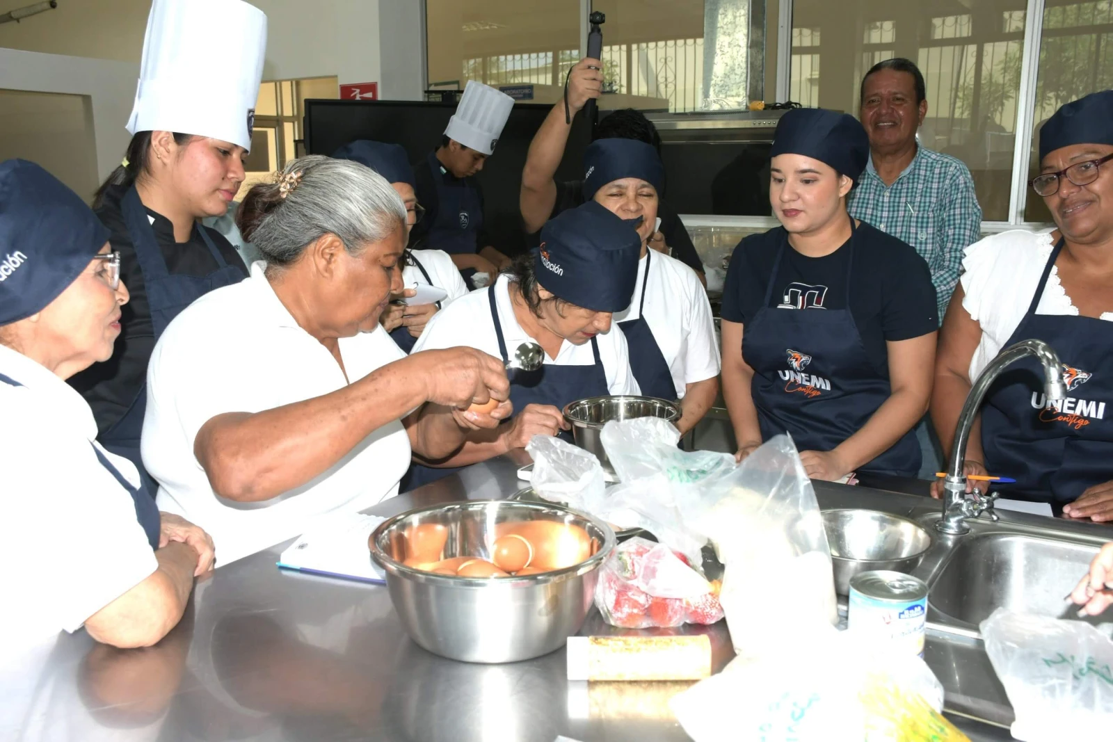 Mujeres emprendedoras de Milagro preparando postres durante el taller gastronómico comunitario de CEFOGAMI