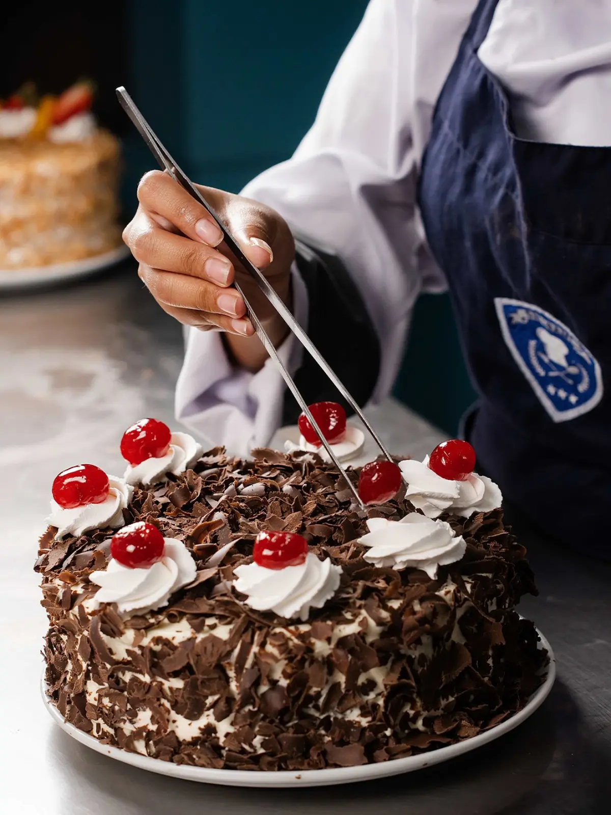 Estudiante de pastelería decorando una torta durante clase práctica certificada