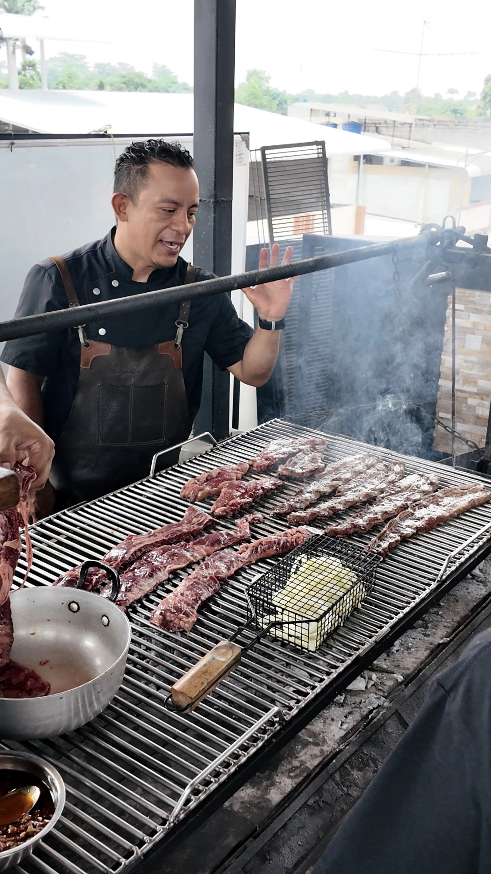 Chef profesional emplatando en cocina de restaurante